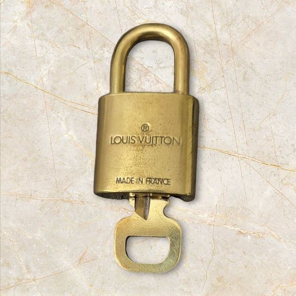 Louis Vuitton Lock and Key #312 Add a touch of luxury to your collection - Picture 1 of 4